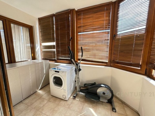 Jepet me Qira Apartament 2+1+2 me Post Parkimi tek Komuna e Parisit !