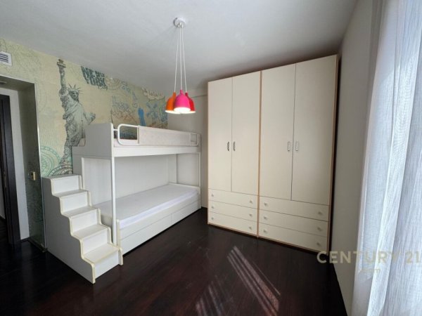 Jepet me Qira Apartament 2+1+2 me Post Parkimi tek Komuna e Parisit !