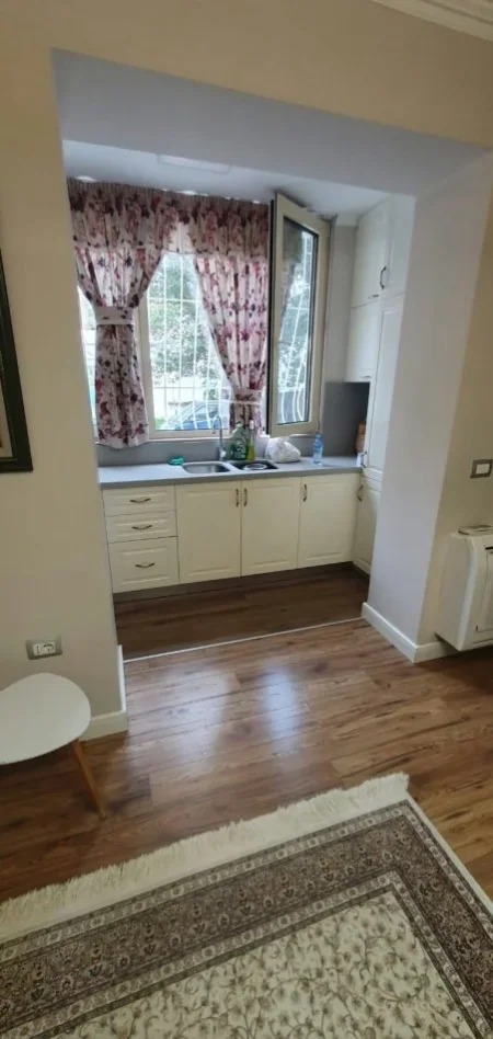 Jepet Shtepi  me qera, per  Banim ne Pallat Egzistues 2+1