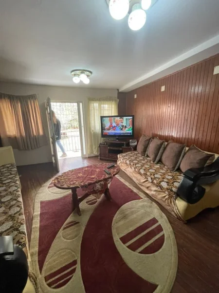 Jepet me qera Apartament 2+1 400 mije leke, rruga Hoxha Tahsim prane Bar Oslo.