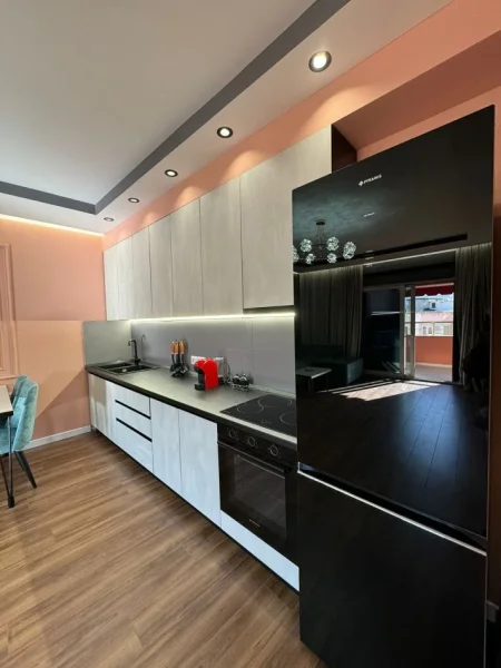 Shitet, Apartament 2+1+2, Komuna e Parisit.