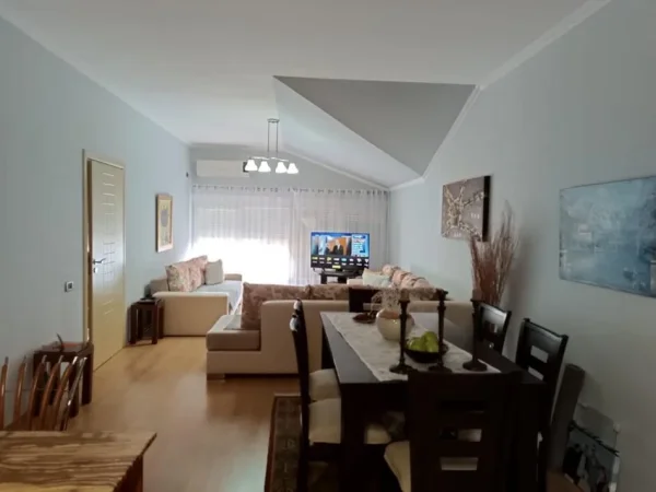 Jepet me qera Shtepi 2+1+2 600 euro, 21 Dhjetori prane zyrave te Tatim-Taksave (rr. Shefqet Musaraj).