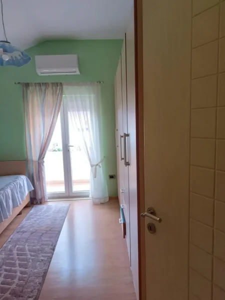 Jepet me qera Shtepi 2+1+2 600 euro, 21 Dhjetori prane zyrave te Tatim-Taksave (rr. Shefqet Musaraj).