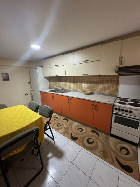 JEPET ME QERA APARTAMENT 2+1 400 EURO PAZARI I RI