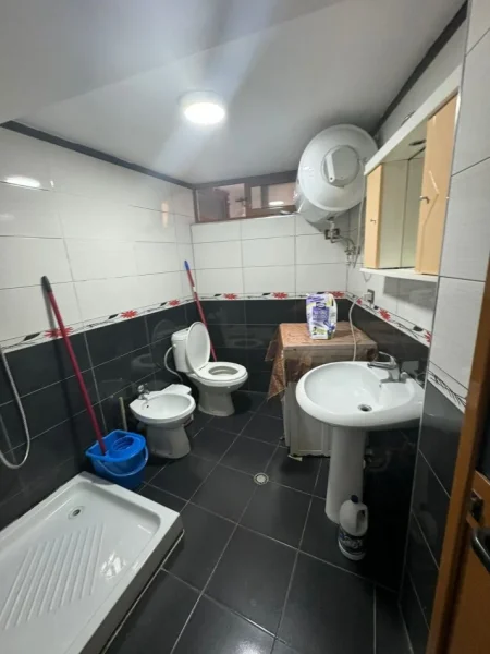 JEPET ME QERA APARTAMENT 2+1 400 EURO PAZARI I RI