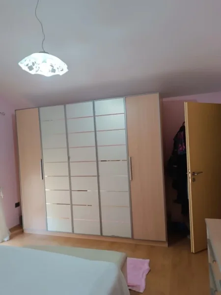 Jepet me qera Shtepi 2+1+2 600 euro, 21 Dhjetori prane zyrave te Tatim-Taksave (rr. Shefqet Musaraj).