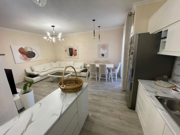 Apartament + Parkim me Qira te Sima Com