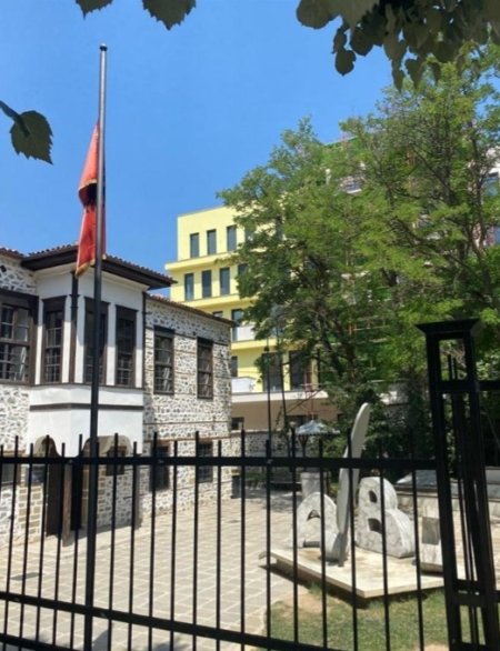 Korçe; Shes apartament ose jap me qera/for sale or for rent/zu verkaufen oder zu vermieten