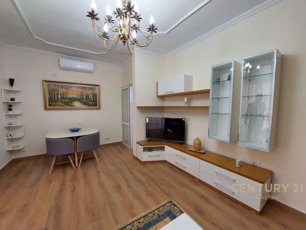 Apartment me qira 2+1 te Pazari I Ri 650 €