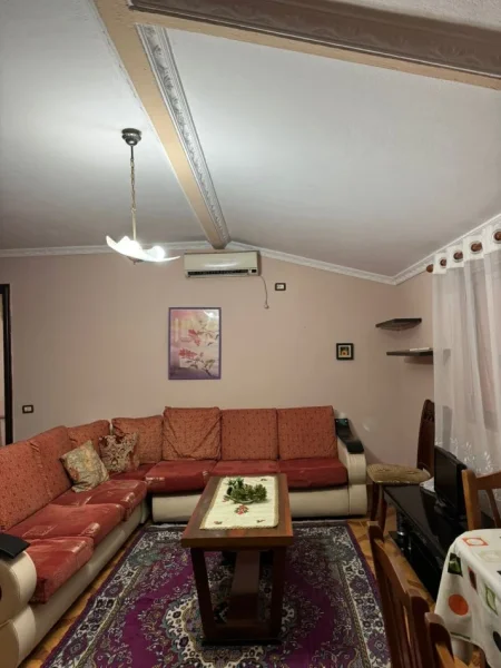 Jepet me qera Apartamenti 2+1 400 mije leke , Bllok pallatet Agimi.