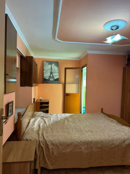 Jepet me qera Apartamenti 2+1 400 mije leke , Bllok pallatet Agimi.