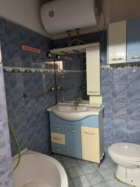 Jepet me qera Apartamenti 2+1 400 mije leke , Bllok pallatet Agimi.