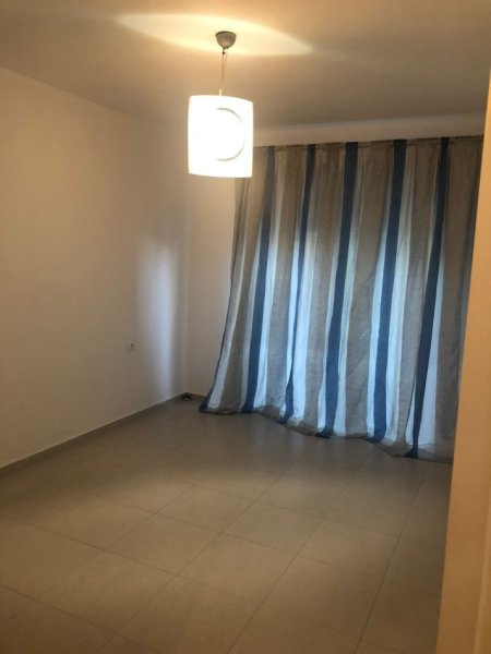 JEPET ME QERA APARTAMENT PER ZYRE OSE BANIM 50M2 600 EURO RRUGA E KAVAJES