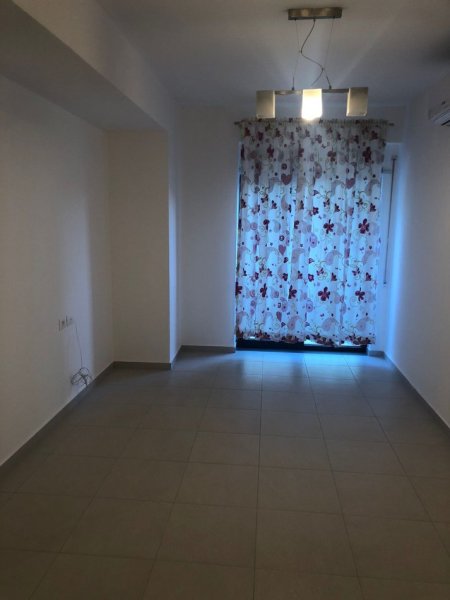 JEPET ME QERA APARTAMENT PER ZYRE OSE BANIM 50M2 600 EURO RRUGA E KAVAJES