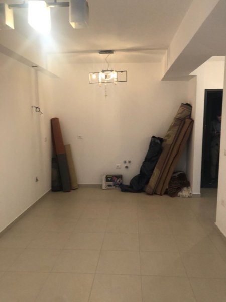 JEPET ME QERA APARTAMENT PER ZYRE OSE BANIM 50M2 600 EURO RRUGA E KAVAJES