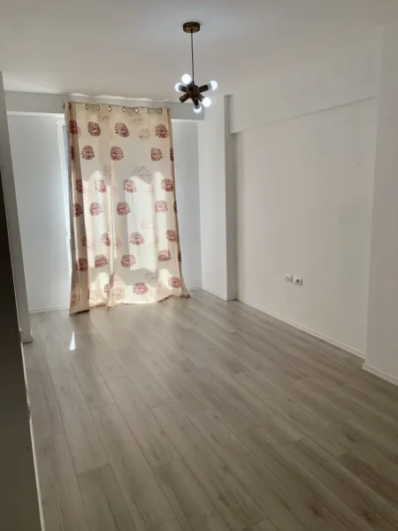 Jepet Me Qera Apartament 2+1 Ne Rrugen e Durresit [P02112]
