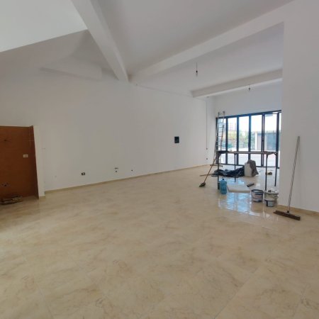 JEPET ME QERA AMBJENT BIZNESI BUZE RRUGE 140M2 1000 EURO ASTIR