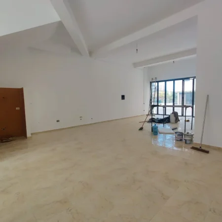 JEPET ME QERA AMBJENT BIZNESI BUZE RRUGE 140M2 1000 EURO ASTIR