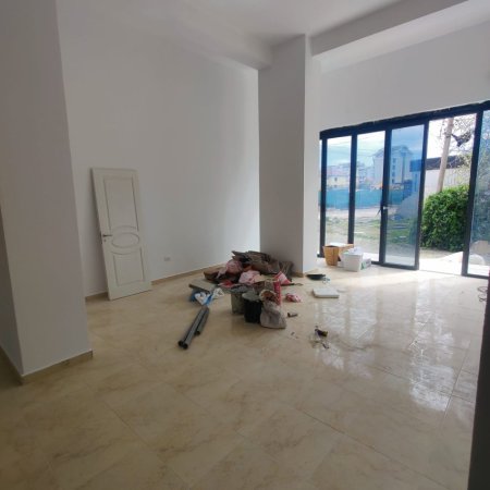 JEPET ME QERA AMBJENT BIZNESI BUZE RRUGE 140M2 1000 EURO ASTIR