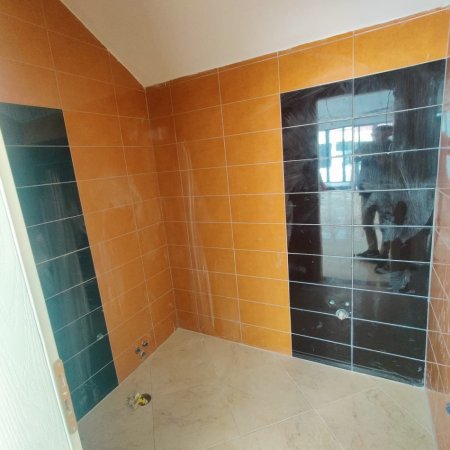 JEPET ME QERA AMBJENT BIZNESI BUZE RRUGE 140M2 1000 EURO ASTIR