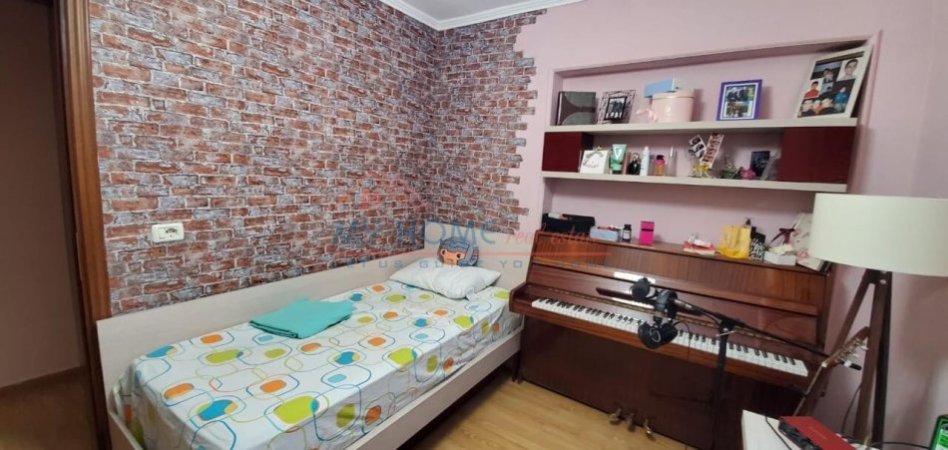 Apartament 3+1 Ne Shitje Tek Mine Peza Prane Me Gjimnazin Qemal Stafa