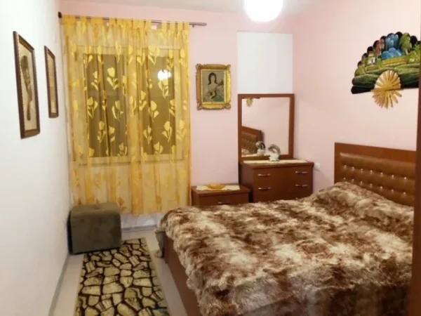 Shitet apartament 1+1