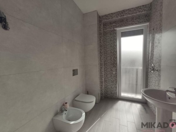 Jepet me Qira Ambient per Zyra tek Rruga Forsina Plaku, prane 21 Dhjetorit!