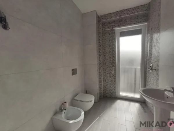 Jepet me Qira Ambient per Zyra tek Rruga Forsina Plaku, prane 21 Dhjetorit!