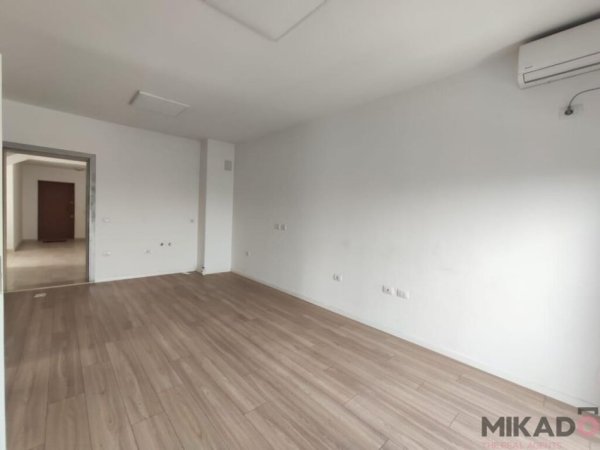 Jepet me Qira Ambient per Zyra tek Rruga Forsina Plaku, prane 21 Dhjetorit!