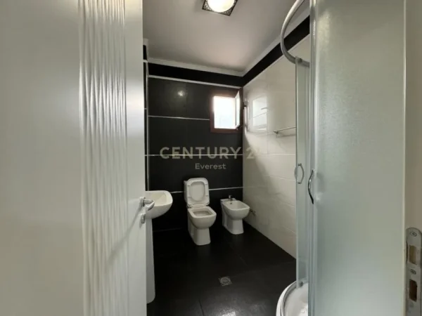 KODRA E PRIFTIT - JAPIM ME QIRA KATIN E NJE VILE.