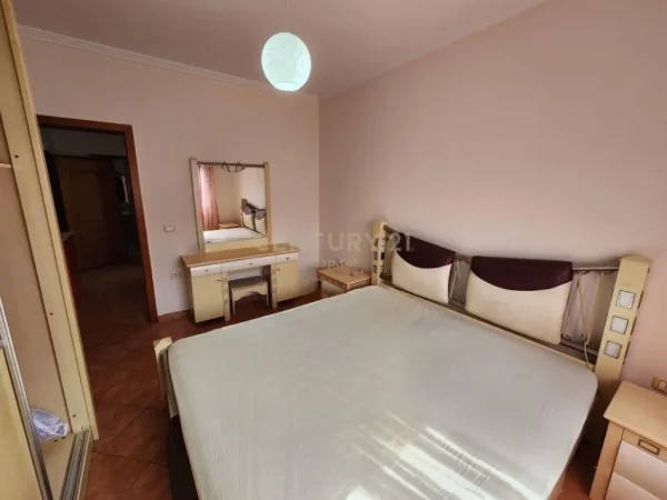 Apartament 2+1 me qira përballë Delijorgjit tek Ish Stacioni i Fundit i Tiranës së Re.