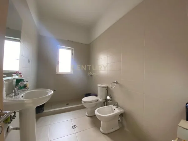 Ambient 2+1 me qira per zyra te rruga e Barrikadave 700 €