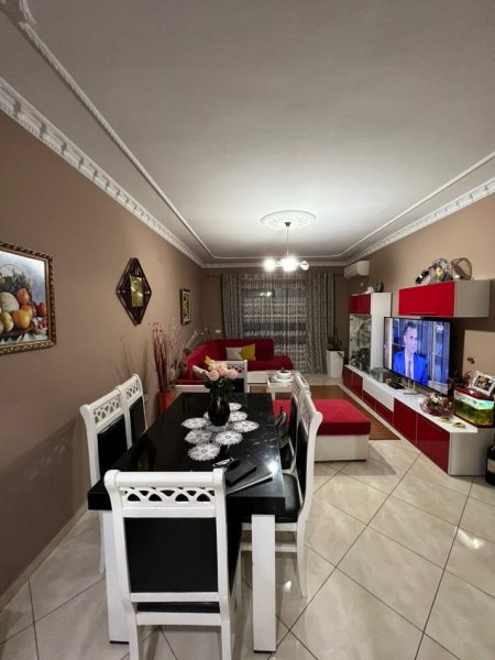 Jepet me qera Apartamenti 2+1+2  430 euro, Yzberisht prane KMY.