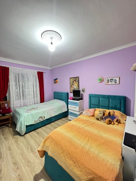 Jepet me qera Apartamenti 2+1+2  430 euro, Yzberisht prane KMY.