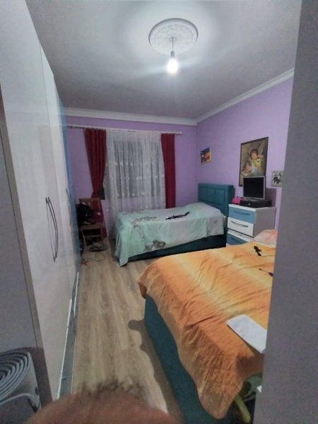 Jepet me qera Apartamenti 2+1+2  430 euro, Yzberisht prane KMY.