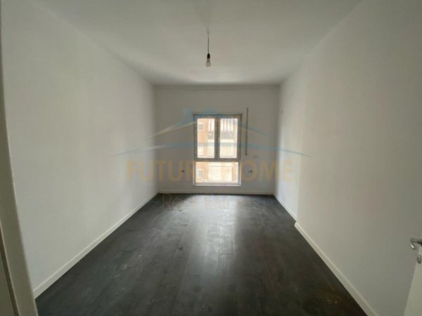 Shitet, Apartament 2+1+2, Rruga e Barrikadave