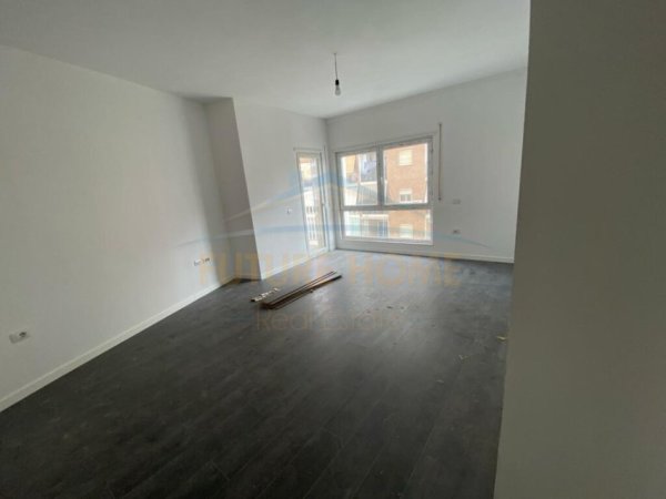 Shitet, Apartament 2+1+2, Rruga e Barrikadave