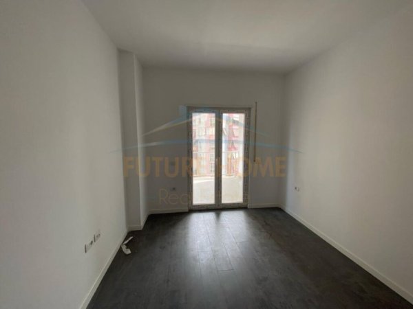 Shitet, Apartament 2+1+2, Rruga e Barrikadave