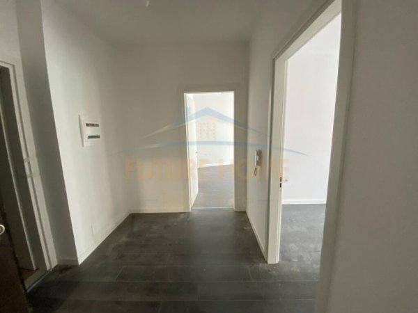 Shitet, Apartament 2+1+2, Rruga e Barrikadave