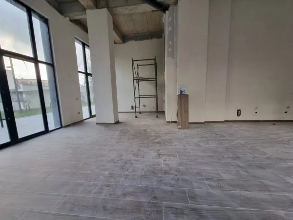 AMBIENT ME QIRA PRANE PAZARIT TE RI