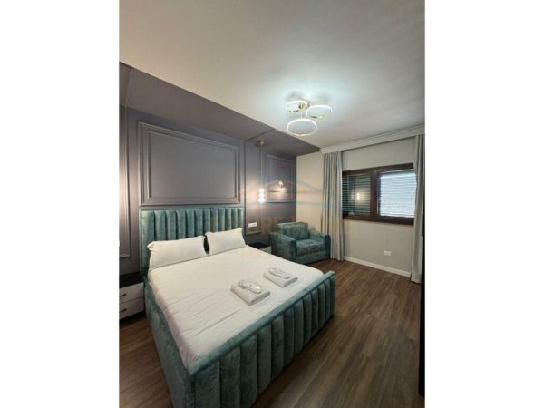 Shitet, Apartament 2+1+2, Komuna e Parisit, Tiranë.