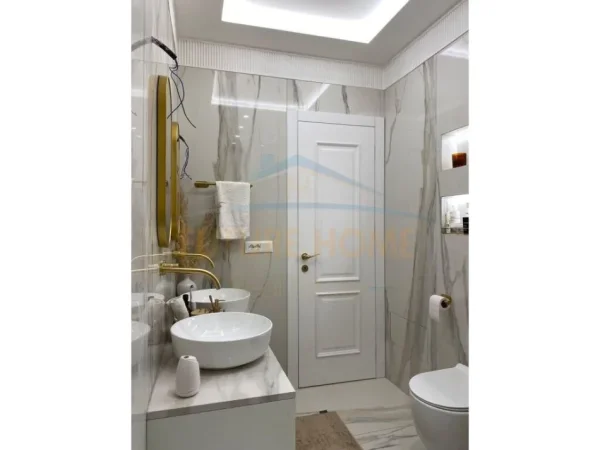 Shitet, Apartament 1+1, Rruga 5 Maj, Tiranë.