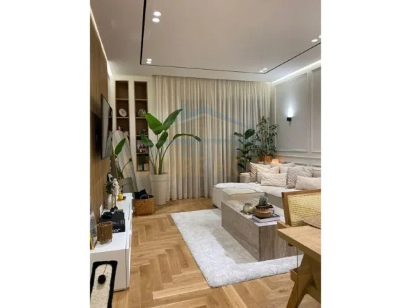 Shitet, Apartament 1+1, Rruga 5 Maj, Tiranë.