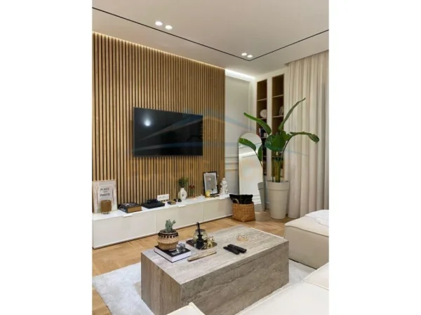 Shitet, Apartament 1+1, Rruga 5 Maj, Tiranë.