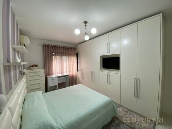 JAPIM APARTAMENT ME QIRA 2+1+2 TEK KOMUNA E PARISIT!