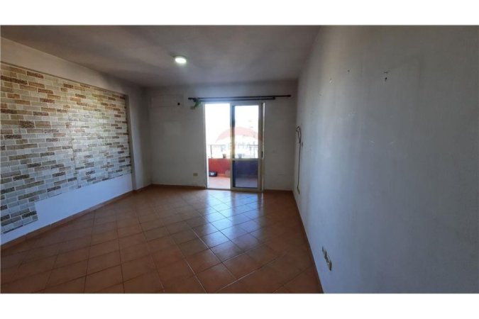 Shitet apartament 2+1 tek Komuna e Parisit