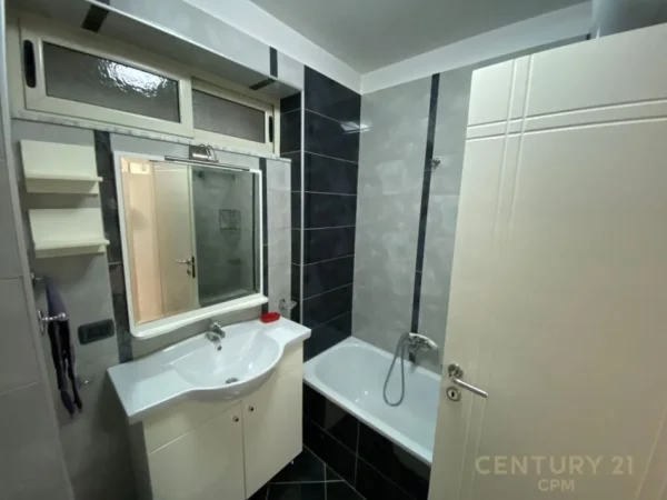 JAPIM APARTAMENT ME QIRA 2+1+2 TEK KOMUNA E PARISIT!