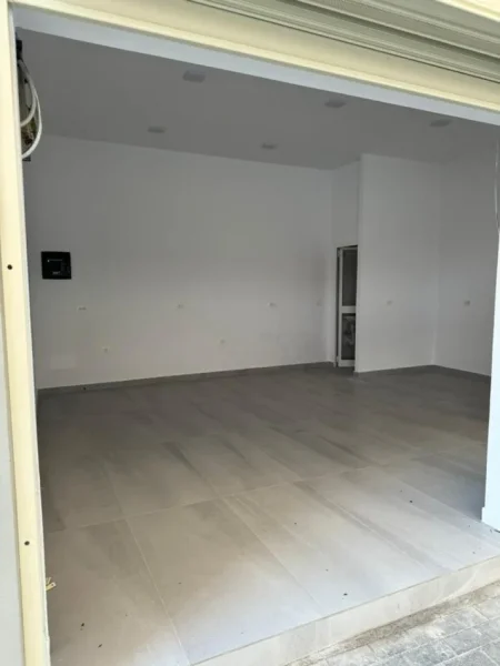 JEPET ME QERA  AMBJENT 50M2 50000 LEKE RRUGA E KAVAJES