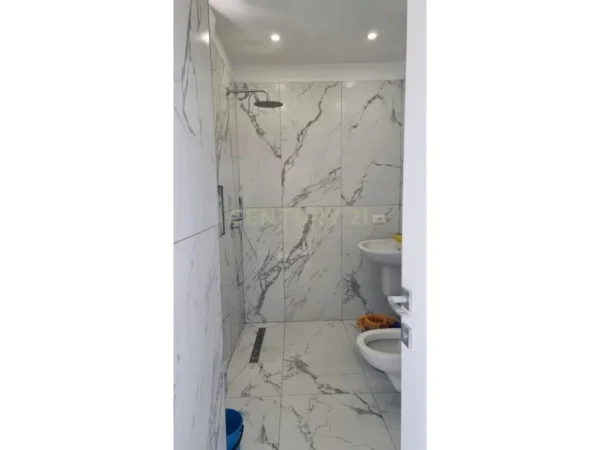 Apartament 1+1 për Qira në Rrugën Ferit Xhajko, Tiranë - 600€ | 90 m²