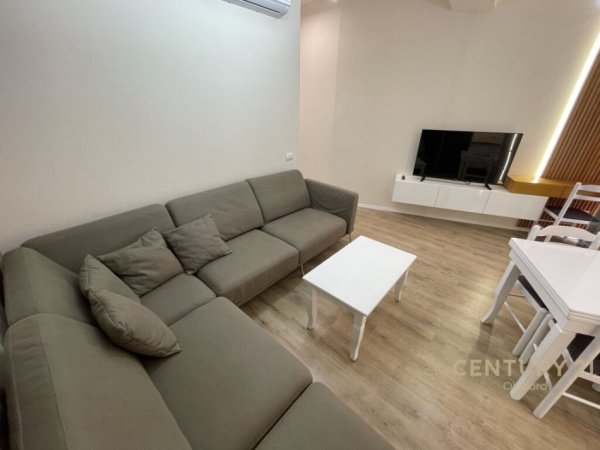 TEK ASTIRI, APARTAMENT 2+1+P.PARKIMI PER QIRA!